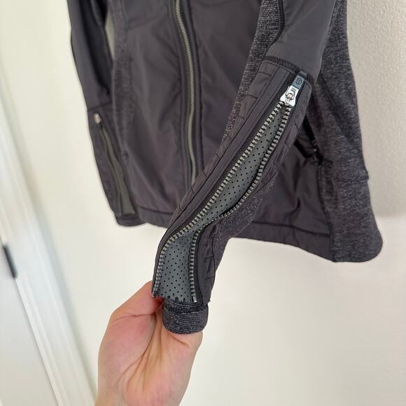 Lululemon Rebel Runner Jacket in Black / Wee Stripe Black Heathered Black 4 - Picture 13 of 15